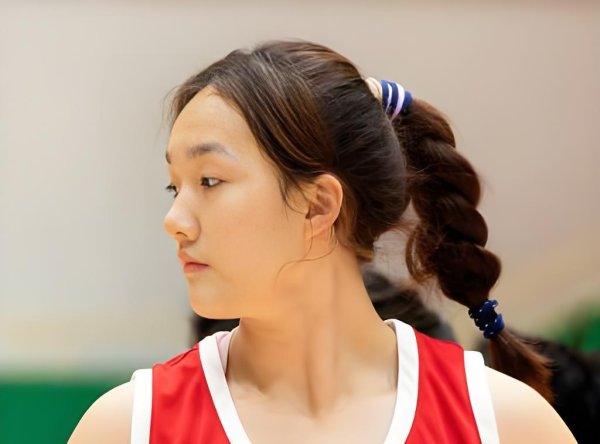 长城配资 又美又能打！中国女篮又一17岁1米93新星崛起：当2米26张子宇替身