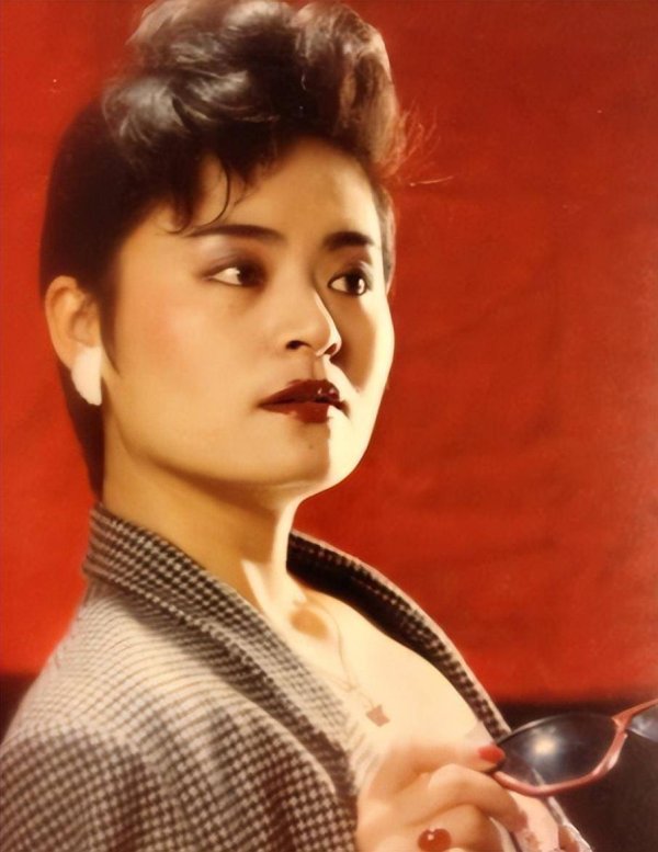 亿海智投 力压毛阿敏夺冠，被弟弟打成残疾，隐退歌坛20年的金炜玲怎样了