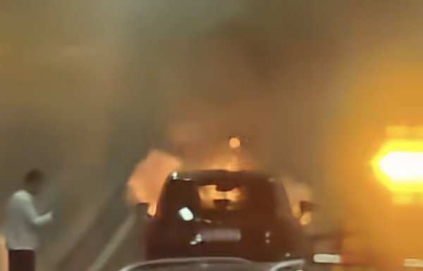 张吧策路 今天下午上中路隧道：SUV起火，充斥烟雾无法通行